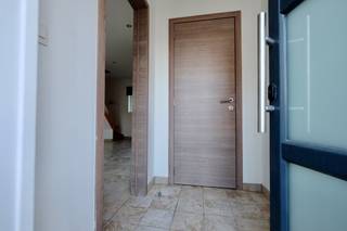 De woning omvat op het gelijkvloers een leefruimte met open keuken. Op de verdieping bevindt zich één slaapkamer met aansluitende badkamer.Ideaal...