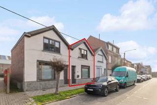 <p>ALTRO VASTGOED VERKOOPT: gelieve in te schrijven via de website voor het eerste bezoekmoment</p><p>Welkom in de "Boerenstraat" te Zelzate. Rustig wonen nabij het centrum, winkels en faciliteiten. Deze instapklare woning werd oorspronkelijk gebouwd in 1952 maar kreeg een volledige renovatie in 2018. De huidige eigenaar kocht deze aan in 2020. Een rustig gelegen en instapklare woning, met voldoende parkeergelegenheid rondom.</p><p>Indeling van de woning:</p><p>Op het gelijkvloers hebben we een inkomhal naar de lichtrijke leefruimte met toegang tot open keuken en zicht op de tuin. Een afzonderlijk toilet en badkamer (met douche en ligbad) vinden we tevens ook op de gelijkvloerse verdieping.</p><p>Boven hebben we 2 ruime slaapkamers, aan de voor- en achterzijde van de woning.</p><p>Genieten kan in het zuidoost georiënteerde terras en de verzorgd aangelegde tuin. Ook een tuinberging is aanwezig.</p><p>De woning is volledig asbestveilig en beschikt over een conforme elektrische keuring.</p><p>Dit is dé woning voor startende koppels of mensen op zoek naar een instapklare woning</p><p>*Deze prijs is een richtprijs, elke bieding zal worden besproken met de verkoper.</p><p>Benieuwd naar meer van deze woning? Kom gerust langs op het bezoekmoment en ontdek de vele voordelen!</p><p>Voor meer vragen contacteer Jari : +32 456 95 38 28 - jari@altro-vastgoed.be</p>