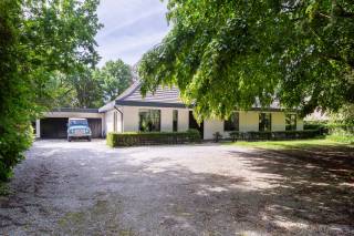 Welkom in deze stijlvolle vrijstaande villa, gelegen op een prachtig perceel van maar liefst 3.602 m² aan de Kalmthoutsesteenweg 28 in Kapellen. Deze recent gerenoveerde woning combineert hedendaags wooncomfort met rust, ruimte en een uitzonderlijke groene omgeving.<br /><br />Bij het betreden van de woning valt meteen de doordachte indeling op. Op het gelijkvloers bevinden zich drie volwaardige slaapkamers, met daarnaast de mogelijkheid om eenvoudig een extra badkamer te creëren. Ideaal voor gezinnen of wie levenslang comfortabel wil wonen.<br /><br />De volledig vernieuwde trap brengt u naar de eerste verdieping, waar de royale master bedroom een echte privésuite vormt voorzien van een ruime dressing. Aansluitend bevindt zich de luxueuze badkamer, uitgerust met een ruime inloopdouche en een vrijstaand ligbad. Vanuit de badkamer geniet u van een prachtig, rustgevend uitzicht over de achterliggende tuin. Op deze verdieping vindt u bovendien een gezellige lees- of ontspanningshoek, perfect als rustige plek om even tot uzelf te komen.<br /><br />Ook de leefruimtes werden met veel zorg vernieuwd. De moderne keuken is volledig uitgerust en voorzien van alle hedendaags comfort. Zowel vanuit de keuken als vanuit de eet- en leefruimte zorgen de grote raampartijen voor een overvloed aan natuurlijk licht en een prachtig zicht op de indrukwekkende tuin.<br /><br />Buiten geniet u van een zuidgerichte tuin die alle troeven biedt voor wie houdt van rust en buitenleven. Het verwarmde zwembad, de volwassen bomen en de uitgestrekte groene omgeving creëren een uitzonderlijk gevoel van privacy en vakantie in eigen huis. De verzorgde voortuin biedt bovendien voldoende parkeergelegenheid voor meerdere wagens.<br /><br />Een instapklare villa waar ruimte, licht, comfort en natuur op harmonieuze wijze samenkomen, gelegen op een uitstekende locatie in Kapellen.<br /><br />Interesse?<br />Contacteer LISTED voor een bezoek: +32 3 283 51 51.