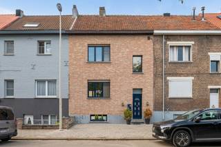 <p>Deze praktische rijwoning in Terhagen is reeds voorzien van het nodige comfort en tegelijk klaar om je eigen touch toe te voegen.<br /><br />De woning beschikt over 3 slaapkamers, een vernieuwde badkamer en een ruime zolderverdieping die nog naar eigen wens kan worden ingericht. <br /><br />Ook de ruime kelder, deels voorzien van natuurlijk daglicht biedt extra mogelijkheden. Momenteel doet deze dienst als wasplaats en extra bergruimte. Tevens werd er onder de originele gewelven een toog geplaatst. De ideale plek voor een gezellige avond met familie of vrienden en een leuke knipoog naar het verleden van de Oude Brouwerijstraat.<br /><br />Achteraan beschikt de woning over een kleine, gezellige stadstuin, een buitenruimte zonder onderhoud.<br /><br />Verder beschikt de woning over een EPC-label B en is de elektrische installatie conform.</p>
