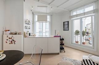 <p>Dit interessante opbrengsteigendom ontdek je op een absolute toplocatie middenin het kloppende hart van ’t stad. De bruisende Marnixplaats, Mechelseplein én de befaamde Leopoldplaats barsten van trendy hotspots en bevinden zich slechts op een steenworp afstand, terwijl je voor een portie rust en groen nooit ver hoeft te zoeken in het prachtige Stadspark. Hier beleven jouw huurders Antwerpen op zijn best!</p>
<p>Dit prachtige gebouw onderging recent een grondige renovatie en werd omgetoverd tot 6 stijlvolle wooneenheden, elk met een eigentijdse look-and-feel. Het geheel omvat 2 appartementen, 2 units met mezzanine en 2 studio’s, telkens ingericht met een zonovergoten leefruimte, trendy keuken en badkamer.</p>
<p>Licht en ruimte spelen doorheen het volledige gebouw de hoofdrol dankzij riante raampartijen en hoge plafonds.</p>
<p>Een droge, royale kelderruimte én bijkomende zolderruimte zorgen voor meer dan voldoende opslagmogelijkheden en maken het totaalplaatje compleet. Bovendien bidt de zolderruimte nog extra potentieel met de mogelijkheid om hier 2 bijkomende units te creëren.</p>
<p>Kortom een slimme investering op een toplocatie! Word jij de gelukkige eigenaar?</p>
<p><strong>Momenteel verhuurd</strong> à € 5.425,00/maand wat zorgt voor € 65.100,00 op jaarbasis. De jaarlijkse kosten bedragen +/- € 4.855,09, wat de <strong>netto opbrengst:</strong> € 60.244,91 maakt.</p>
<p><strong>Technische gegevens: </strong>HR-beglazing in PVC, centrale verwarming (collectief) op gas via een condenserende ketel.</p>
<p><strong>Stedenbouwkundige inlichtingen en bodemattest in aanvraag. Asbestattest in aanvraag. Bevindt zich niet in een risicozone voor overstromingen (P- en G-score A). Renovatieverplichting gedeeltelijk van toepassing.</strong></p>