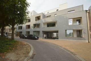 Aan het groene Pastoor Verwilghenplein te Haasdonk bieden wij u deze autostaanplaats aan.Ondergrondse autostaanplaats bereikbaar via een...