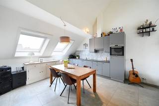 - Een uitgebreide omschrijving van dit appartement kan u terugvinden op www.koosi.be -Dit recente dakappartement is gelegen in de...