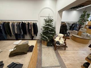 Op een zeer centrale ligging bevindt zich dit stijlvolle commerciële gelijkvloers, momenteel in gebruik als kledingwinkel. Dankzij de...