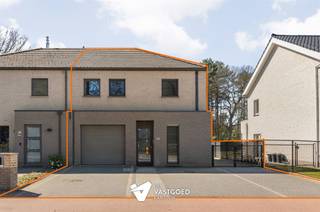 <p><span>Perfect onderhouden gezinswoning met 3 slaapkamers op 7are27ca in het rustige Korspel.</span></p><p><span> </span></p><p><span>Belangrijkste troeven: </span></p><p><span>- Centrale ligging</span></p><p><span>- Kwalitatief afgewerkt</span></p><p><span>- Uitstekend onderhouden</span></p><p><span>- Maatwerk en kasten inbegrepen</span></p><p><span>- Omheinde tuin met tuinhuis</span></p><p><span>- Overkapping en zonneluifel op terras</span></p><p><span>- Zonnepanelen die zorgen voor EPC van 67</span></p><p><span>- Inpandige garage</span></p><p><span> </span></p><p><span>Bekijk zeker ook de foto's en de grondplannen met de afmetingen. Zo krijgt u van thuis uit al een perfect beeld van wat deze woning te bieden heeft!</span></p><p><span> </span></p><p><span>Wenst u meer info of een vrijblijvende bezichtiging, contacteer dan ons kantoor op het nummer 011 85 15 15 en wij helpen u graag verder.</span></p>