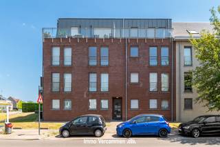 <p><span>Recent & perfect instapklaar dakappartement, gunstig gelegen pal in het centrum van Putte.</span></p><p><span> </span></p><p><span>Dit knap 2-slaapkamer appartement is gelegen op de derde verdieping van een recente residentie, bouwjaar 2008, en is vlot toegankelijk via lift of trap. Het appartement is functioneel ingedeeld en werd afgewerkt met duurzame materialen. Een gunstig EPC is hiervan het gevolg. Grote raampartijen zorgen voor veel lichtinval. De woonkamer met open keuken bieden een gezellige thuis. De twee mooie terrassen geven een prachtig uitzicht, achteraan over achterliggend groen en tuinen. De ruime inkomhal / nachthal biedt toegang tot twee ruime slaapkamers en een badkamer met douche, een apart gastentoilet. Bovendien is er een autostaanplaats achteraan het gebouw en een zeer ruime kelderberging, inbegrepen in de prijs.</span></p><p><span> </span></p><p><span>Dankzij de gunstige ligging pal in het aangename centrum zijn winkels, scholen, een wekelijkse markt en openbaar vervoer op wandelafstand te bereiken.</span></p><p><span> </span></p><p><span>Op zoek naar een mooi appartement voor eigen bewoning of als investering? Mis deze kans niet en contacteer ons via 015/755 444 of <span>info@immovercammen.be</span></span><span> .</span></p><p><span> </span></p>