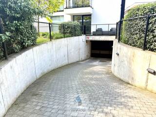 Ruime garage gelegen in ondergrondse parkeergarage.Beschikbaar: 1 augustus 2026 (vroeger bespreekbaar!)...
