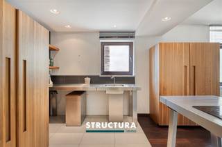 Bent u op zoek naar een ruim, modern en charmant appartement in het hart van Brussel? Dan is dit goed onderhouden appartement aan de Baksteenkaai precies wat u zoekt.Het appartement bevindt zich op de 3e verdieping van een klein mede-eigendom (lift aanwezig in het gebouw).Praktische en logische indeling: ruime inkomhal, lichtrijke en ruime woonkamer met moderne open keuken, 2 slaapkamers, doucheruimte met inloopdouche, apart toilet en een berging. Privékelder beschikbaar.De ligging is ongetwijfeld een extra troef. De Baksteenkaai ligt centraal in het hart van het historische centrum van Brussel, met talrijke winkels, restaurants, openbaar vervoer en buitenactiviteiten in de directe omgeving.Enkele kenmerken:Uitstekende ligging – Centrale ligging vlakbij alle voorzieningenModerne loftstijl Ruime en lichtrijke ruimtes Elektrische installatie conform de voorschriftenPraktische en logische indelingPrivékelderAparte meters voor gas en elektriciteitZeer goed onderhouden Meer informatie of een bezichtiging ter plaatse? Contacteer STRUCTURA op 02 460 80 46 of info@structura.be.