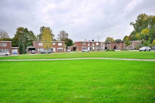 Cette charmante maison semi-ouverte des années 70, située dans un quartier résidentiel calme, offre une excellente opportunité...