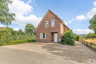 <p>Ontdek de charme van deze woning aan het Kerkvoetpad in Dilsen-Stokkem. Gevestigd in een rustige buurt biedt dit huis een geweldige basis voor een nieuw thuis. Het lijkt op een blanco canvas, perfect voor degene die een persoonlijke touch wil geven aan hun leefruimte. Laat uw creativiteit de vrije loop en maak van dit huis de plek van uw dromen.</p>

<p>De woning met een solide structuur biedt mogelijkheden voor verschillende opstellingen en indelingen, afgestemd op uw persoonlijke wensen. Terwijl het pand momenteel leegstaat, nodigt het uit tot vernieuwing en aanpassing aan uw levensstijl. De ligging biedt bovendien toegang tot een vriendelijke gemeenschap en alle noodzakelijke voorzieningen in de nabijheid, waardoor het een aangename keuze is voor zowel gezinnen als individuen.</p>

<p>Met deze woning hebt u de kans om de perfecte ruimte te creëren die volledig aan uw verwachtingen voldoet. Aarzel niet om contact met ons op te nemen voor een bezichtiging en om de mogelijkheden verder te verkennen.</p>