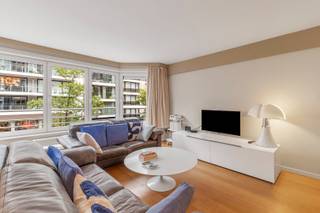 Res. Borana<br />Instapklaar appartement met 2 slaapkamers gelegen in het centrum van Knokke. <br />Indeling: lichtrijke woonkamer met parket, open volledige ingerichte keuken voorzien van voldoende kastruimte, vestiaire en gastentoilet, badkamer met Ligbad, dubbele lavabo, een eerste slaapkamer die uitgeeft op het zongerichte terras achteraan, een tweede slaapkamer met aanpalend een douchekamer met inloopdouche en lavabo, berging. <br />op -1 is nog een privé kelder en fietsenberging. <br />Het appartement is momenteel verhuurd op lange termijn aan zeer correcte huurders. <br />Voor meer info, aarzel dan zeker niet om contact op te nemen. <br />Ref. A1057<br /> 