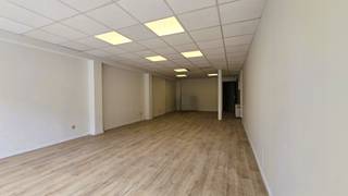 <p><span>Local Commercial à Louer</span></p><p><span> </span></p><p><span>Dans un quartier commercial et à proximité immédiate de l'autoroute, nous vous proposons ce local commercial faisant partie d'une petite copropriété de 2 étages. Il se compose de deux espaces contigus et d'un toilette. Le premier espace a une superficie de 55m², le second 12m² et le dernier 3m².</span></p><p><span> </span></p><p><span>Détails importants:</span><span> </span><span>Le bien sera rénové</span><span> (informations sur les travaux sur demande), ventilation, thermostat d'ambiance, toilette avec lavabo, chauffage électrique, faibles charges (40), compteurs individuels d'électricité/eau.</span></p><p><span> </span></p><p><span>Ne manquez pas cette opportunité unique !! Tél 078/48 47 00 ou mail à info@ap-p.be Découvrez toutes nos offres sur www.ap-p.be</span></p>