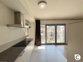 <p><span>Ruim 2 slaapkamer appartement met garage te huur!</span></p><p><span>Dit ruime appartement van 113 m² is gelegen op de tweede verdieping van een verzorgd gebouw met vier verdiepingen. Dankzij de royale oppervlakte biedt het appartement tal van mogelijkheden om comfortabel te wonen. Bovendien beschikt het over twee slaapkamers en een bijhorende garage, ideaal voor wie op zoek is naar extra parkeergelegenheid of bergruimte.</span></p><p><span>Het appartement heeft volgende indeling:</span></p><p><span>Inkomhal & leefruimte</span></p><p><span>U betreedt het appartement via de inkomhal, die toegang biedt tot de verschillende ruimtes van de woning.</span></p><p><span>De ruime leefruimte geniet dankzij de royale oppervlakte van tal van inrichtingsmogelijkheden. Hier kunt u een gezellige zithoek en een aangename eetruimte creëren, ideaal voor comfortabel dagelijks wonen.</span></p><p><span>Slaapkamers & badkamer</span></p><p><span>Het appartement beschikt over twee ruime slaapkamers, die naar eigen wens kunnen worden ingericht als slaapkamers, bureauruimte of dressing.</span></p><p><span>Huurprijs en beschikbaarheid</span></p><p><span>- Maandelijkse huurprijs: </span><span>€1.100,00</span></p><p><span>- Garage verplicht mee te huren: </span><span>€100,00</span></p><p><span>- Maandelijkse gemeenschappelijke kosten: </span><span>€125,00 </span><span>(onderhoud gemeenschappelijke delen)</span></p><p><span>Extra troeven</span></p><p><span>- Twee slaapkamers</span></p><p><span>- Garage</span></p><p><span>- Gelegen op de tweede verdieping</span></p><p><span>- Ruim en verzorgd</span></p><p><span>- EPC A</span></p>