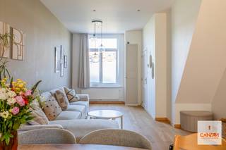 Deze woning is gelegen op een centrale ligging nabij verschillende buurtwinkels, scholen, uitvalswegen, het openbaar vervoer en op fietsafstand...