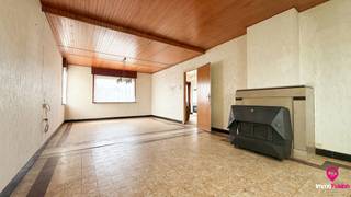 <p>Bij ImmoFusion 7/7 “open huis” : klik op onze 3D-TOUR.<br />Ervaar vastgoed alsof je er zelf doorloopt!</p>
<p><br />Ontdek deze charmante vrijstaande woning, gelegen in een bijzonder rustige omgeving in Heusden-Zolder, omringd door groen, bossen en uitgestrekte akkers. Met een perceelbreedte van maar liefst 24 meter en een totale oppervlakte van 11a 3ca geniet u hier van ruimte, privacy en tal van mogelijkheden.</p>
<p><br />Bij het betreden van de woning komt u terecht in de inkomhal, waar voldoende plaats is voor het opbergen van jassen en schoenen. Van hieruit bereikt u de leefruimte, een aangename en lichtrijke living met een gezellige mazoutkachel als centraal element. Vooral aan de achterzijde, ter hoogte van de kachel, geniet de ruimte van een mooie natuurlijke lichtinval, wat zorgt voor een warme en uitnodigende sfeer.</p>
<p><br />Aansluitend bevindt zich de keuken, uitgerust met een spoelbak, oven en gasvuur met deksel, evenals een dampkap. Ook hier is een mazoutkachel aanwezig, wat bijdraagt aan het gezellige karakter van de woning. De keuken biedt bovendien voldoende ruimte om een eettafel te plaatsen en geeft directe toegang tot de tuin, ideaal voor wie graag binnen en buiten met elkaar verbindt.</p>
<p><br />De woning beschikt over drie slaapkamers, waarvan één reeds voorzien is van verwarming. Verder is er een apart toilet aanwezig. Een vaste trap leidt naar de zolderverdieping, die dankzij de aanwezige lichtinval tal van mogelijkheden biedt, zoals het creëren van extra kamers of een hobbyruimte. Hoewel de zolder momenteel nog op te frissen/deels te renoveren is en tekenen van ouderdom vertoont, vormt dit een mooie kans om deze volledig naar eigen smaak in te richten.</p>
<p><br />Buiten vindt u een ruime, volledig omheinde tuin met voornamelijk gazon en achteraan enkele beplantingen. Dit maakt het een ideale plek voor gezinnen, tuinliefhebbers of wie gewoon wil genieten van rust en privacy. Daarnaast is er een inpandige, doch te renoveren garage aanwezig.</p>
<p><br />De woning is deels gerenoveerd, maar biedt nog verdere mogelijkheden tot modernisering, wat het een uitstekende opportuniteit maakt voor wie op zoek is naar een woning die men volledig naar eigen wensen kan afwerken.</p>
<p><br />Qua ramen beschikt de woning grotendeels over dubbele beglazing, met slechts twee ramen in enkele beglazing. De raamprofielen en deuren zijn uitgevoerd in hout. Het tentdak geeft de woning bovendien een karaktervolle toets.</p>
<p><br />Met een EPC-label F (825 kWh/m²) en verwarming op stookolie, is dit een woning met potentieel waar energetische optimalisatie een meerwaarde kan betekenen.</p>
<p><br />Gelegen in een bijzonder rustige buurt, maar toch met een vlotte verbinding naar omliggende gemeenten en voorzieningen, vormt deze woning de ideale combinatie van landelijk wonen en bereikbaarheid.</p>
<p><br />Pluspunten:</p>
- Rustige, groene ligging<br />- Ruim perceel van 11a 3ca met brede straatbreedte<br />- 3 volwaardige slaapkamers<br />- Grote tuin, volledig omheind<br />- Veel mogelijkheden tot renovatie en uitbreiding<br />- Authentieke elementen aanwezig<br />- Inpandige garage<br />
<p><br />Voor een bezichtiging ter plaatse of meer info, bel ons op 078/78.78.70, of kom gewoon binnen op ons kantoor, steeds welkom!</p>