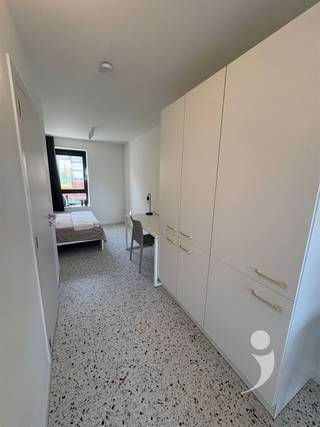 <p><span>Moderne studentenstudio in het hart van Heverlee, op een toplocatie nabij Arenberg, winkels en openbaar vervoer. </span></p><p><span>Deze volledig gerenoveerde studio maakt deel uit van een kleinschalige residentie van vijf units en combineert comfort, energiezuinigheid en praktische afwerking. Het gebouw werd grondig vernieuwd met hoogwaardige materialen en voldoet aan de huidige isolatienormen.</span></p><p><span>De studio is volledig ingericht met een keuken uitgerust met kookplaat, combi-oven, koelkast en vaatwasser, een badkamer met douche, lavabo en toilet, en vast meubilair zoals een bureau en een ruime kleerkast. Bovendien is er een dubbel bed en een tafel met stoelen aanwezig. Verduisterende gordijnen, een ventilatiesysteem en een individuele warmtepomp zorgen voor comfort en een gezond binnenklimaat. Voor water en elektriciteit beschikt elke studio over eigen meters, en zonnepanelen dragen bij aan een energiezuinig verblijf.</span></p><p><span>Fietsers profiteren van de stallingsmogelijkheden achter de residentie, terwijl videofoon en veilige toegang extra gemak en veiligheid bieden. </span></p><p><span>Voor studenten die op zoek zijn naar een instapklare, comfortabele en goed gelegen woonruimte in Leuven, biedt deze studio alles wat nodig is om studeren en wonen optimaal te combineren. </span></p><p><span> </span></p><p><span>De huurprijs bedraagt 850 per maand, exclusief kosten.</span></p><p><span> </span></p><p><span>*De Foto's in de advertentie zijn van een gelijkaardige studentenkamer.</span></p><p><span> </span></p><p><span>Interesse? Contacteer ons via </span><span><span>student@immolivit.be</span></span><span> </span></p><p><span> </span></p>