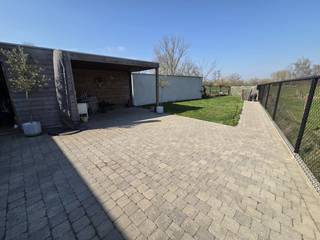 Zeer rustig gelegen woning met prachtig groen verzicht in een straat met nauwelijks verkeer. Goed gelegen met gunstige verbinding naar Heist...