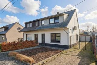 Deze instapklare, rustig gelegen woning vinden we op de grens tussen Leopoldsburg en Balen… op een boogscheut van natuur en het feeërieke kanaal...