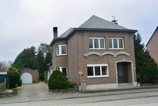 Karakter volle ruime woning op een prachtig stuk grond van maar liefst 1472m²!! Indeling : Inkomhal , woonkamer , keuken , bureau , badkamer ,...