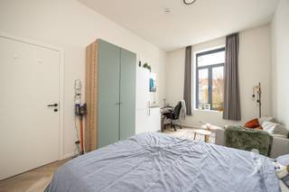 <p><span>Ontdek deze moderne studentenkamer in een kwalitatief vernieuwbouwproject, gelegen in de Frederik Lintstraat 83 in het hartje van Leuven. Het gebouw werd grondig vernieuwd met duurzame materialen en voldoet aan de hedendaagse normen inzake comfort en energiezuinigheid.<br />De kamer ligt op de 1ste verdieping en is uitgerust met een energiezuinige lucht-lucht warmtepomp voor verwarming in de winter en airco in de zomer. Ze wordt volledig bemeubeld verhuurd en beschikt over een bed zonder matras</span><span>,</span><span> Daarnaast heeft de kamer eigen sanitair (douche, lavabo en wc). In het gebouw is een volledig uitgeruste gemeenschappelijke keuken aanwezig. Ook is er een gezellig terras, ideaal om even te ontspannen en een fietsenstalling.<br />Dankzij de centrale ligging bevinden campussen, winkels en horeca zich op wandelafstand, een ideale uitvalsbasis voor studenten.<br />De foto's zijn afkomstig van referentiepanden en dienen ter illustratie van de afwerkingsgraad en sfeer.</span><span> </span></p><p><span> </span></p>