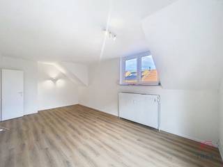 UCCLE - Vlakbij parvis Saint-Pierre, dicht bij alle voorzieningen (winkels, vervoer). Mooi, onlangs gerenoveerd studio-appartement van ca. 35 m², gelegen op de 3e en bovenste verdieping van een klein gebouw. Bestaande uit Entree, hal met garderobe, aparte wc, woonkamer van ±23m² met toegang tot het mooie terras op het zuiden, doucheruimte (douche, wastafel, opbergruimte), ingerichte keuken (oven, kookplaat, koelkastruimte). Kelder. <br /><br />Voorziening voor lasten: 150€ (koud water, warm water, verwarming, gemeenschappelijke ruimtes). <br /><br />Beschikbaar : 01/10/2026. <br /><br />PEB: G. <br /><br />De afmetingen worden ter informatie gegeven.<br /><br /><br />Op de 3e verdieping:<br /><br />Entreehal met garderobe<br />Aparte wc<br />Woonkamer van ±23 m² (3,5 m x 6,5 m) met toegang tot het mooie terras op het zuiden van ±4 m²<br />Ingerichte keuken (oven, kookplaten, ruimte voor koelkast)<br />Doucheruimte (douche, wastafel, opbergruimte)<br />Kelder D3