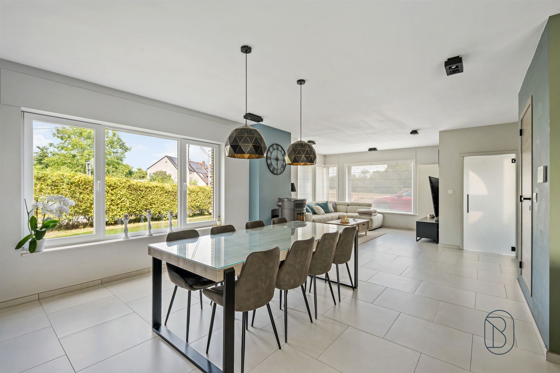 Recently renovated family home with 4 bedrooms, a garage, and a yard - photo 4