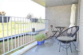 <p><span>Dit BEN-appartement met twee slaapkamers biedt een unieke combinatie van comfort, ruimte en energiezuinig wonen. Bij het betreden van het appartement valt meteen de hoogwaardige afwerking op. De leefruimte is stijlvol ingericht met een elegante parkettegel, terwijl de keuken, badkamer, het toilet en de berging afgewerkt zijn met een zwarte stenen vloer. Alles is volledig wit geschilderd en voorzien van moderne verlichtingsarmaturen, wat zorgt voor een tijdloze uitstraling. De open keuken is een echte eyecatcher en uitgerust met toestellen ideaal voor wie graag kookt. Het appartement beschikt over twee volwaardige slaapkamers met grote ramen die zorgen voor veel natuurlijk licht en een mooi, open uitzicht. De ramen kunnen op draaikipstand geplaatst worden voor extra ventilatie en comfort. De badkamer is stijlvol ingericht en voorzien van een bad of een inloopdouche, gecombineerd met een modern meubel en spiegel. Daarnaast is er een apart toilet met handenwasser en een praktische, ruime berging met aansluiting voor wasmachine en droogkast. Een absolute troef is het ruime terras, waar je in alle rust kan genieten van het prachtige uitzicht op de omliggende velden, beken en groenaanleg. Verder beschikt het appartement over een private kelderberging (inbegrepen in de huurprijs), evenals toegang tot een fietsenstalling. Een autostaanplaats is beschikbaar aan 80 per maand. De vaste kosten bedragen 90 per maand.</span></p><p><span>Kijk even naar dit filmpje, deze zal u duidelijk maken hoe mooi het er is!</span></p><p><span><span>https://youtu.be/eXYpuI1rtJY</span></span></p><p><span> </span></p><p><span>Dit zijn pareltjes en moeten zeker bekeken worden!</span></p><p><span> </span></p><p><span>Bijzonderheden:</span></p><p><span> </span></p><p><span>-vloerverwarming.</span></p><p><span>-zonnepanelen / warmtepompen.</span></p><p><span>-lift aanwezig in het gebouw.</span></p><p><span>-veel privacy.</span></p><p><span>-alles is wit opgeschilderd.</span></p><p><span>-armaturen zijn voorzien.</span></p><p><span>-dichtbij invalswegen.</span></p><p><span>-veel rust, licht en natuurgebied aan de zijde van de terrassen.</span></p><p><span>-BEN woningen, zeer lage kosten.</span></p><p><span>-autostaanplaats, bergingen en fietsenstalling.</span></p><p><span>-allen voorzien van fenomenale terrassen .</span></p><p><span> </span></p><p><span> </span></p><p><span> </span></p>