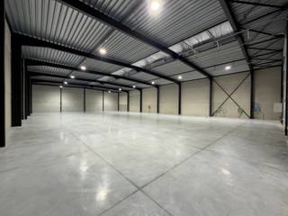 Nieuwbouw Unit te huur in bedrijventerrein Deinze Noord, vlakbij de oprit en afrit van de E40 in Drongen. De unit heeft een oppervlakte van 886 m²...