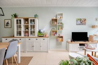 <p>Ontdek deze leuke en veelzijdige stadswoning die tal van mogelijkheden biedt, zowel voor eigen bewoning als voor wie extra ruimte zoekt om naar eigen wensen verder in te richten.</p><p></p><p>Op het gelijkvloers komt u binnen via de inkomhal, die toegang geeft tot een bureauruimte, ideaal voor thuiswerk of een hobbyruimte. De ruime en lichtrijke leefruimte vormt het hart van de woning en sluit aan op de keuken. Vanuit de keuken bereikt u het balkon en het ruime zonneterras, dat uitgeeft op een aangename tuin met groen uitzicht. Deze buitenruimte biedt privacy en vormt een absolute meerwaarde.</p><p></p><p>Op de eerste verdieping bevindt zich de nachthal die toegang geeft tot twee slaapkamers. Er is een vaste trap naar de zolderverdieping en kan verder afgewerkt worden tot een extra kamer.</p><p>Op het niveau -1 beschikt de woning over een vernieuwde badkamer, uitgerust met alle hedendaagse comfort en een praktische berging.</p><p></p><p>Een bijkomende troef is de kleine garage die zich onder de woning bevindt en bereikbaar is via een zijweg.</p><p></p><p>Deze woning combineert ruimte, licht en uitbreidingsmogelijkheden met een aangename tuin en praktische indeling. Neem gerust contact op voor meer informatie of een bezoek.</p>