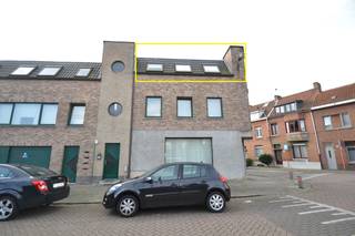 Op de tweede verdieping bevindt zich dit gezellig dakappartement.<br /><br />De leefruimte bestaat uit een living met open keuken. Aansluitend vind je een berging of wasplaats die extra opbergruimte biedt.<br /><br />Verder beschikt het appartement over<strong> twee slaapkamers.</strong><br />De tweede slaapkamer is geschikt als kinderkamer, bureau of logeerkamer en biedt plaats voor een enkel bed.<br /><br />De badkamer is uitgerust met een ligbad en lavabo en beschikt over een aansluiting voor een wasmachine.<br /><br />Verder is er een apart toilet aanwezig.<br /><br />Daarnaast beschikt het appartement over een <strong>eigen garage</strong>.<br /><br />Het appartement wordt verwarmd via centrale verwarming op gas en is voorzien van houten ramen met dubbele beglazing.<br /><br />Dankzij de <strong>gunstige ligging</strong> bevinden het centrum, winkels en scholen zich op korte afstand.<br /><br /><strong>Praktische informatie:</strong>
<ul>
	<li>Onmiddellijk beschikbaar</li>
	<li>Geen gemeenschappelijke kosten</li>
	<li>Huurwaarborg: 3 maanden huur (tbv € 2.145,-)</li>
</ul>
<br />Wens je graag een afspraak? Contacteer ons via 03/775.78.79.<br /> 