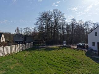 In de gemeente Keerbergen is er nog 1 perceel te koop in een project van 3 woningen in een zeer rustige wijk met veel privacy.<br />Keerbergen bevindt zich centraal gelegen tussen Mechelen, Aarschot en Leuven met scholen, winkels, horeca en natuurparken in de nabije omgeving.<br /><br />De plannen zijn nog in samenspraak vrij op te maken, 3 mogelijke voorontwerpen worden voorgesteld met een vanafprijs van 596.000 € voor de gelijkvloerse woning, dat verder kan aangepast worden naar uw wensen. <br />Bij interesse maken wij graag voor u plan en offerte op aangepast aan uw wensen en ideeën. <br /><br />Wenst u graag meer informatie over dit project of heeft u vragen? Aarzel niet contact op te nemen met uw regionale bouwadviseur Stephane Truant via 0477 60 72 51 of via stephane.truant@sibomat.be 