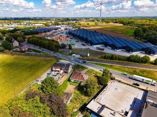 <strong>COMMERCIËLE PROJECTGROND (1.481M²)</strong> biedt een uitzonderlijke kans op een <strong>TOPLOCATIE </strong>langs de<strong> DRUKKE GEWESTWEG N42 (WETTEREN-LESSEN) </strong>en aan <strong>INDUSTRIETERREIN SCHENDELBEKE</strong>. Met een perceel van circa 15 are en een <strong>ROYALE STRAATBREEDTE VAN 39 METER</strong> geniet dit eigendom van <strong>UITSTEKENDE VISIBILITEIT</strong> en bereikbaarheid. <strong>OMRINGD DOOR GEKENDE HANDELSZAKEN</strong> zoals ZEB, JBC, Torfs, Gamma, Dovy en Krëfel, vormt deze site de ideale uitvalsbasis voor een <strong>TOONZAAL, KMO-UNIT, MAGAZIJN, WINKELRUIMTE, VRIJ BEROEP OF EEN COMBINATIE VAN WERKEN EN WONEN</strong>. De <strong>MOGELIJKE MAXIMALE BEBOUWBARE OPPERVLAKTE</strong> op het gelijkvloers bedraagt <strong>ONGEVEER 600 M²</strong>, met de <strong>OPTIE TOT DRIE BOUWLAGEN</strong>, zoals de naastgelegen <strong>SPECIALIZED-FIETSWINKEL</strong>. Daarbij kan er een <strong>WOONENTITEIT</strong> geïntegreerd worden, waardoor <strong>WERKEN EN WONEN</strong> perfect te combineren zijn. Dankzij de royale perceeloppervlakte is er bovendien <strong>VOLDOENDE RUIMTE OM EEN RUIME PRIVATE PARKING</strong> te voorzien.<br /><br /><br />Adres: Astridlaan 158 te Geraardsbergen<br /><br />Renovatieplicht van toepassing; P-score: B, G-score: A