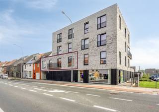 <p><span>Dit lichtrijk en ruim appartement is gelegen op de Kortrijksesteenweg 162 bus 101 in Deinze. Dankzij de centrale ligging bevinden winkels, scholen, openbaar vervoer en andere voorzieningen zich in de nabijheid. Ook omliggende steden zijn vlot bereikbaar via de verschillende invalswegen.</span></p><p><span>Het appartement heeft een bewoonbare oppervlakte van 87 m² en omvat een inkomhal, een lichtrijke leefruimte met open keuken, 2 slaapkamers, een badkamer en een apart toilet. Verder beschikt het over een kelder, een autostaanplaats én een garage, die inbegrepen zijn in de huurprijs.</span></p><p><span>De grootste troeven van dit appartement zijn het ruime gevoel en de overvloed aan natuurlijk licht.</span></p><p><span>Huurprijs: 875 euro per maand<br />Gemeenschappelijke kosten: 60 euro per maand<br />Huurwaarborg: 3 maanden<br />Beschikbaarheid: overeen te komen<br />Extra kosten: eenmalige kost voor huurder voor de plaatsbeschrijving</span></p><p><span>EPC-Label: A</span></p><p><span>Voor meer informatie of een bezoek, neem contact op met Yana: 0488 44 60 92 of <span>yana@heritagevastgoed.be</span></span></p><p><span>Een bezoek kan ingepland worden via volgende link, door te klikken op "plan een bezoek": </span></p><p><span>https://www.heritagevastgoed.be/nl/kortrijksesteenweg-162-101-deinze-1695</span></p>