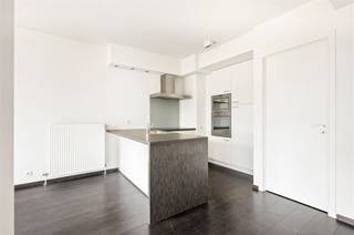 Cet appartement de 3 chambres est situé au 1er étage d'un immeuble récent sur la Cadixplein à Anvers. A quelques pas, vous trouverez...