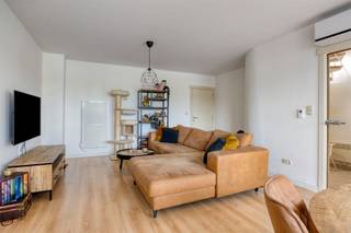 <p><span><strong>TE KOOP: Instapklaar duplexappartement met 3 slaapkamers en prachtig terras in hartje Zolder!</strong></span><br /><span>Dit ruime en instapklare duplexappartement is gelegen op een uitstekende locatie in het centrum van Zolder. Winkels, scholen, openbaar vervoer, horecazaken en andere dagelijkse voorzieningen bevinden zich op wandelafstand, terwijl ook de omliggende gemeenten en belangrijke verbindingswegen vlot bereikbaar zijn.</span><br /><span>Het appartement bevindt zich op de derde en vierde verdieping van een verzorgd gebouw met lift en biedt een aangename combinatie van ruimte, comfort en praktische voorzieningen.</span><br /><span>Op de woonverdieping vindt u een ruime en lichtrijke leefruimte met grote raampartijen die zorgen voor veel natuurlijke lichtinval. De ingerichte keuken sluit aan op een praktische berging, wat zorgt voor extra opbergruimte en gebruiksgemak. Verder beschikt het appartement over drie volwaardige slaapkamers, een badkamer met ligbad en een apart toilet.</span><br /><span>Via een vaste trap bereikt u de bovenverdieping. Hier bevindt zich een lichtrijke glazen veranda die toegang geeft tot het ruime terras. Deze aangename extra ruimte vormt samen met het terras een absolute meerwaarde en creëert een unieke plek om in alle rust te genieten van het open uitzicht.</span><br /><span>Bijkomende troeven zijn de twee airco-units, de aanwezigheid van een lift, de ruime ondergrondse berging en de privatieve autostaanplaats. Dankzij de verzorgde afwerking en de uitgevoerde renovaties is het appartement instapklaar en geschikt voor zowel eigen bewoning als investering.</span><br /><span><strong>Indeling:</strong></span><br /><span>Inkomhal, apart toilet, ruime leefruimte, ingerichte keuken met aansluitende berging, drie slaapkamers en badkamer met ligbad. Via een vaste trap bereikt u de bovenverdieping met lichtrijke glazen veranda en toegang tot het ruime terras.</span><br /><span>Daarnaast beschikt het appartement over een ruime ondergrondse berging en een privatieve autostaanplaats.</span><br /><span>Ligging:</span><br /><span>Gelegen in het centrum van Zolder, met winkels, scholen, openbaar vervoer, horecazaken en andere dagelijkse voorzieningen op wandelafstand. Dankzij de centrale ligging en de vlotte verbinding met omliggende gemeenten en belangrijke invalswegen geniet u hier van een uitstekende bereikbaarheid.</span><br /><span><strong>Troeven:</strong></span><br /><span>- Centrale ligging in hartje Zolder!</span><br /><span>- Ruim duplexappartement!</span><br /><span>- 3 volwaardige slaapkamers!</span><br /><span>- Groot terras met open uitzicht!</span><br /><span>- Airconditioning aanwezig!</span><br /><span>- Kelderberging inbegrepen!</span><br /><span>- Privatieve autostaanplaats!</span><br /><span>- Interessant als eigen woning en investering!</span><br /><span><strong>EPC C met certificaatnummer 20260604-0003885049-RES-1</strong></span><br /><span><strong>G-score: A</strong></span><br /><span><strong>P-score: B</strong></span><br /><span><strong>Stedenbouwkundige info: woongebied – bouwvergunning – geen voorkooprecht </strong></span><br /><span>Bron bewoonbare oppervlakte EPC</span></p>