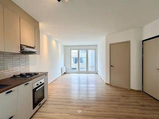 <p><span>GENT - </span><span>Bent u op zoek naar een gerenoveerd appartement in Gent? </span></p><p><span>Dan is dit appartement misschien iets voor u. </span></p><p><span> </span></p><p><span>De belangrijkste troeven in een notendop:</span></p><ul><li><span>Bevindt zich op de eerste verdieping</span></li><li><span>Open keuken centraal in het appartement</span></li><li><span>Vlotte verbinding naar centrum Gent</span></li><li><span>Voldoende parkeergelegenheid op straat </span></li></ul><p><span> </span></p><p><span>Zo ziet het appartement er uit: </span><span><br />U komt binnen in de leefruimte, die open aansluit op de eetruimte en keuken. Achter de keuken bevindt zich een veranda met plaats voor een wasmachine en toegang tot het terras. </span></p><p><span>Verder zijn er nog één slaapkamer, een extra kamer die naar wens kan worden ingericht, en een badkamer met vloerverwarming.</span></p><p><span> </span></p><p><span>Belangrijk: </span></p><p><span>EPC: 112 kWh/(m² jaar) </span></p><p><span>Huurprijs: 895 euro/maand + 90 euro/maand algemene kosten <br />Beschikbaar vanaf: 15/06/2026</span></p><p><span> </span></p><p><span>Voor een bezoek ter plaatse, vul uw huurdersprofiel in via onze website.</span></p>