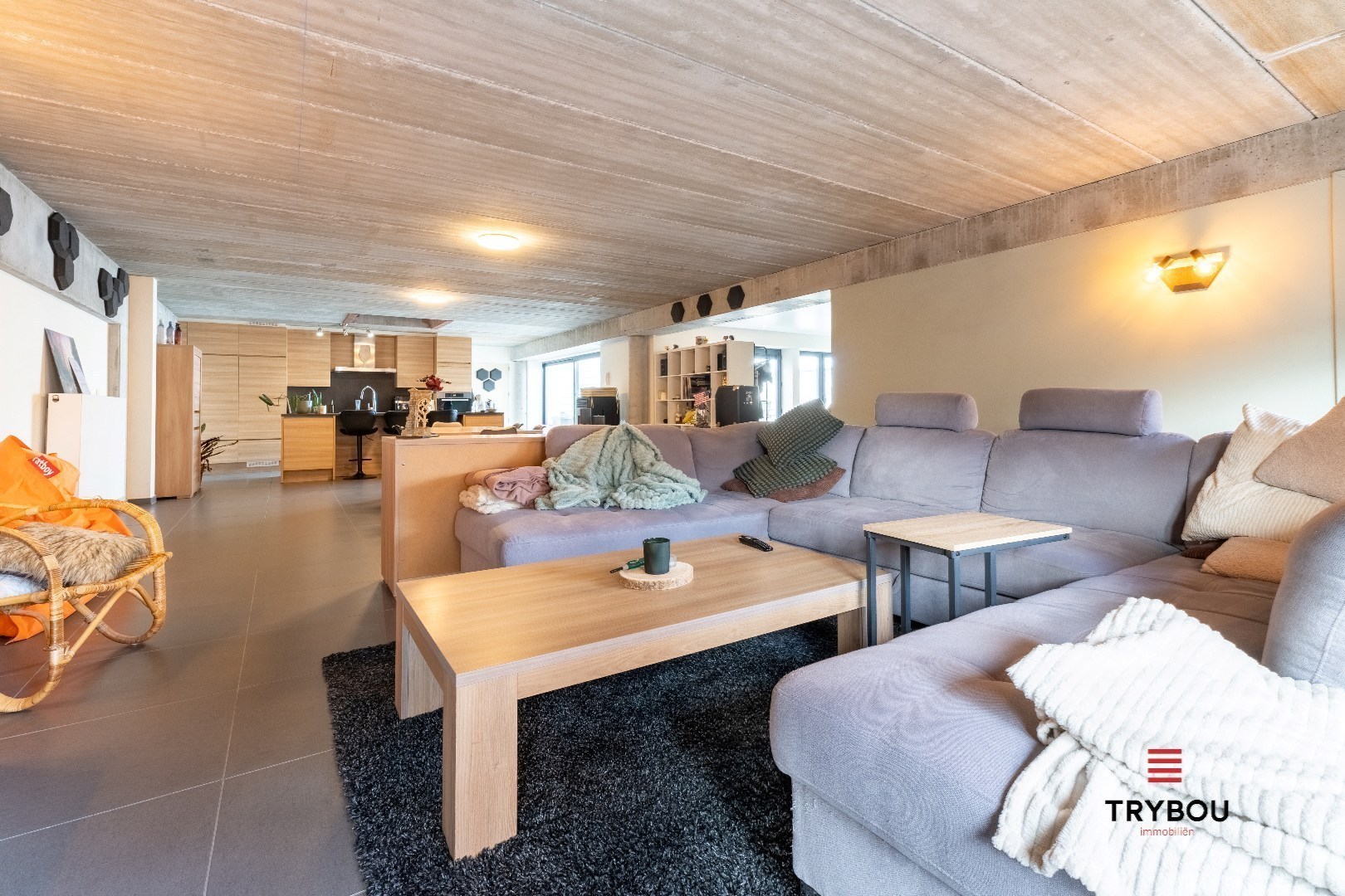 Uitzonderlijk ruime industriële duplex met ruim terras in centrum Roeselare - foto 2