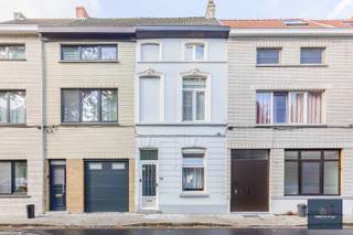 IN TE SCHRIJVEN OP HET BEZOEKMOMENT : In een rustige straat vlakbij Gent centrum vinden we deze verrassend ruime rijwoning terug, ideaal voor wie houdt van een solide basis met tal van mogelijkheden. Achter de klassieke voorgevel schuilt een aangename gezinswoning met een uitzonderlijk diepe leefruimte, veel lichtinval en een leuke, onderhoudsvriendelijke buitenruimte.<br /><br />Indeling<br />Gelijkvloers<br />Je wordt verwelkomd in een gezellige leefruimte die zich uitstrekt over de volledige diepte van de woning. Dankzij het open karakter en de grote raampartijen geniet je hier de hele dag door van een helder en luchtig gevoel. De eetplaats en zithoek vormen een warm geheel.<br /><br />Achteraan bevindt zich de zeer ruime, volledig uitgeruste keuken met overvloed aan kast- en werkruimte. De lichtkoepels zorgen voor een prachtige natuurlijke lichtinval, waardoor de keuken een echte plek wordt waar je graag vertoeft. Achteraan is er een badkamer met toilet en technische ruimte. Via de achterdeur kom je op het gezellig terras en stadstuintje — perfect voor een rustige ochtendkoffie of een zomerse barbecue.<br /><br />Verdieping<br />Op de eerste verdieping is er 1 charmante slaapkamer en een ruime badkamer. De houten afwerking en grote ramen creëren een warme, huiselijke sfeer. Op de zolderverdieping tref je een extra kamer die perfect dienst kan doen als hobbykamer, bureau of extra slaapkamer NA renovatie.<br /><br />Kelder<br />De droge kelder biedt extra stockage en is praktisch ingericht.<br /><br />Troeven<br />Gelegen in een aangename straat nabij winkels, openbaar vervoer en vlotte invalswegen<br /><br />Grote leefruimte met open gevoel<br />Ruime keuken met veel lichtinval dankzij meerdere lichtkoepels<br />Onderhoudsvriendelijke stadstuin<br />Volwaardige slaapkamer met badkamer + zolderkamer<br />Droge kelder<br /><br />Karaktervolle woning met een sterke basis maar met wel nog wat werk.