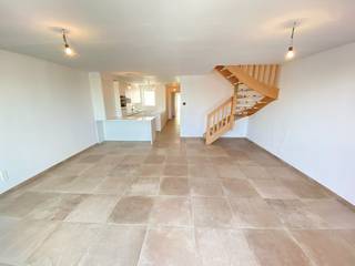 Via de Kursaallaan wandelt u dit modern nieuwbouwproject binnen, gelegen in de winkelstraat van Koksijde.<br />Penthouse uitgevend op zowel de Zeelaan, als de Kursaallaan. <br /><br />Deze topper bevindt zich pal in het centrum, in de onmiddellijke omgeving van bakkerij, slagerij, buurtwinkels, horeca, boetieks, openbaar vervoer,...etc. en op enkele stappen verwijderd van de Zeedijk. <br /><br /><u>Het appartement bevat de volgende indeling:</u>
<ul>
<li>Inkomhal met individueel toilet en vestiaire;</li>
<li>Leefruimte met open keuken uitgevend op het 1ste terras (van de 3);</li>
<li>Grote dressing (of slaapkamer, nog vrij te kiezen) met aanpalend de 1ste slaapkamer, badkamer (bevat: ligbad, inloopdouche en dubbel lavabomeubel) en 2de terras;</li>
<li>Op de 5de verdieping toegankelijk met trap: apart toilet, 2 slaapkamers, badkamer met douche en dubbel lavabomeubel en 2 terrassen naast elkaar gelegen;</li>
<li>Gemeenschappelijke fietsenberging </li>
<li>Gemeenschappelijk afvallokaal</li>
<li>Private kelderberging</li>
</ul>
<u><strong>Troeven:</strong></u>
<ul>
<li>Zeer energiezuinig;</li>
<li>Centrale verwarming op aardgas;</li>
<li>Kwalitatieve afwerking met duurzame materialen;</li>
<li>Topligging in de Zeelaan van Koksijde;</li>
<li>Reeds volledig opgeleverd sinds midden 2020, dus onmiddellijk beschikbaar;</li>
<li>Uitermate geschikt voor zowel vaste bewoning, tweede verblijf, of als investering!</li>
</ul>
<em>(Prijzen zijn exclusief: €4000 garagetaks, €2500 + BTW voor aansluiting van de nutsvoorzieningen en €750 + BTW voor uw aandeel in de basisakte)</em><br /><br />Wees bij de eersten en contacteer ons snel voor een vrijblijvende afspraak!<br />Wij staan voor u klaar.