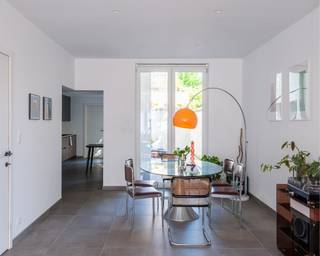 Volledig gerenoveerde interbellumwoning op wandelafstand van Gent-Sint-Pieters<br /><br />Op wandelafstand van het station Gent-Sint-Pieters bevindt zich deze volledig gerenoveerde interbellumwoning uit 1933. Achter de karaktervolle gevel schuilt een verrassend ruim en lichtrijk geheel, waar authentieke architectuur en hedendaags wooncomfort samenkomen.<br /><br />De woning werd in 2023 grondig vernieuwd en combineert een doordachte indeling met een energiezuinige technische uitrusting. Hoge plafonds en een goede lichtinval zorgen voor een aangenaam gevoel van ruimte, terwijl de authentieke elementen uit de bouwperiode de woning haar eigen karakter laten behouden.<br /><br />De woning telt een brutovloeroppervlakte van ca. 169 m², op een perceel van 94 m², met vier slaapkamers, een bureau en een privatieve buitenruimte.De vier volwaardige slaapkamers en het bureau maken de woning even geschikt voor een gezin als voor wie van thuis uit werkt als voor cohousing. De buitenruimte achteraan is de ideale plek om tot rust te komen na een drukke dag.<br /><br />Warmtepomp, elf zonnepanelen en airco zorgen voor een energiezuinig comfort, bevestigd door het EPC-label A: een woning die klaar is voor de toekomst, zonder dat er nog grote werken nodig zijn.<br /><br />Een uitzonderlijke opportuniteit voor wie op zoek is naar een ruime, zorgeloze gezinswoning op een strategische toplocatie, met het historische centrum van Gent, het station en alle voorzieningen binnen handbereik.