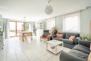 Century21ImmoNero stelt voor, Uitstekende opportuniteit voor investeerder! dit appartementsgebouw is vergund als 2 appartementen, een...