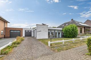 <p>Op zoek naar een gezellige bungalow in een rustige omgeving?</p><p>Topo Immo biedt u deze gezellige bungalow op <strong>een perceel van 4 a 93 ca</strong> gelegen op <strong>een rustige locatie</strong>, en toch <strong>nabij de verbindingsweg Ninove - Brussel</strong>. Via<strong> de inkomhal </strong>komt u in<strong> de gezellige woonkamer</strong>, die aansluit op <strong>de aparte keuken</strong>. Verder beschikt de woning over<strong> twee comfortabele slaapkamers </strong>en <strong>een badkamer, volledig vernieuwd in 2023 en uitgerust met een moderne inloopdouche.</strong></p><p><strong>De praktische garage</strong> biedt niet alleen plaats voor een wagen, maar beschikt ook over een handige opbergruimte.</p><p>De absolute troef van deze woning is<strong> de supergezellige veranda</strong>, waar u het hele jaar door kunt genieten. Vanuit de veranda heeft u<strong> rechtstreeks toegang tot het vernieuwde terras</strong> en <strong>de volledig afgesloten tuin</strong>, een heerlijke plek om in alle rust te ontspannen.</p><p>Tot slot beschikt de woning nog over<strong> een praktische oprit. Openbaar vervoer, winkels en scholen in de onmiddellijke omgeving. Maatregelenregister en stedenbouwkundige inlichtingen in aanvraag.</strong></p>