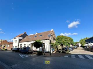 <p><span>Restaurant 't Schuurken: een vaste waarde sedert jaar en dag in Kapellen en een goed draaiende zaak bestaande uit een handelsgelijkvloers van ca. 170 m² met 2 eetzalen, de keuken met kelder van 9 m² en toiletten met buiten een bijgebouw van ca. 66 m² met terras en een bovengelegen gerenoveerd appartement van ongeveer 129 m² ingericht in hoevestijl met een woonkamer van ca. 40 m² op plankenvloer met haard, een bureel, wasplaats met toilet en wastafel, 3 slaapkamers, een vide en een badkamer met douche en toilet, renovatieverplichting</span></p>