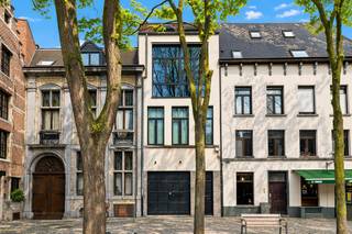 Gelegen aan de charmante Stadswaag, één van de meest gegeerde buurten van het historisch centrum van Antwerpen, bevindt zich deze uitzonderlijke opbrengsteigendom met tal van mogelijkheden. Dankzij de absolute topligging woont u hier op wandelafstand van winkels, horeca, cultuur, openbaar vervoer en alles wat de binnenstad te bieden heeft.<br />Deze eigendom vormt de ideale combinatie van <strong>zelf wonen en investeren</strong>. U kan zelf comfortabel wonen in de ruime triplexwoning, terwijl de drie studio’s verder verhuurd worden en zorgen voor een interessante huuropbrengst. Eveneens perfect geschikt als zuivere investering of meergezinswoning.<br /><br /><strong>Indeling hoofdwoning (triplex)</strong><br />De triplexwoning beschikt over een eigen inkomhal, garage en traphal. Daarnaast is er een lift aanwezig die alle verdiepingen van de woning bereikt, van kelder tot bovenste verdieping (liftmotor dient vervangen te worden).<br />Op de eerste verdieping bevinden zich twee slaapkamers met centraal gelegen badkamer en een apart toilet.<br />De tweede verdieping omvat een ruime en lichtrijke woonkamer.<br />Op de tussenverdieping vindt u de keuken met eetruimte en een praktische berging/wasplaats.<br />De bovenste verdieping beschikt over een derde slaapkamer met badkamer ensuite.<br /><br /><strong>Studio’s</strong><br />Achteraan het hoofdgebouw bevindt zich een gelijkvloerse studio, bereikbaar via de stadskoer.<br />In het achterliggende gebouw bevinden zich nog twee bijkomende studio’s:
<ul>
	<li><span>een gelijkvloerse studio met mezzanine </span></li>
	<li><span>een duplexstudio op de eerste verdieping </span></li>
</ul>
Elke studio beschikt over een eigen keuken, badkamer, zithoek en slaapgedeelte.<br /><br /><strong>Extra troeven</strong><br />Onder het volledige gebouw bevindt zich een ruime kelder, bereikbaar via trap of lift.<br /><br /><strong>Bijzonderheden</strong><br />+ Topligging in historisch centrum Antwerpen<br />+ Combinatie van wonen en investeren<br />+ Triplexwoning met garage<br />+ 3 verhuurbare studio’s<br />+ Lift aanwezig<br />+ Ruime kelder onder volledig gebouw<br />+ Veel potentieel en diverse mogelijkheden
<ul>
	<li>Liftmotor dient vervangen te worden</li>
</ul>