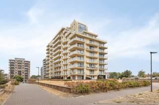 In de residentie Europan bevindt zich dit aangename gelijkvloersappartement op een uitstekende locatie, vlakbij de Esplanade, het strand en het centrum van De Panne.<br /><br />Het appartement beschikt over een gezellige leefruimte met directe toegang tot een ruim en zonnig terras. Verder omvat het een afzonderlijke keuken, één slaapkamer en een badkamer met douche, wastafel en toilet. Een private kelder biedt bovendien extra praktische bergruimte.<br /><br />Dankzij de gunstige ligging en de praktische indeling is dit appartement uitermate geschikt als tweede verblijf aan zee of als interessante investering op een toplocatie in De Panne.<br /><br /><strong>TROEVEN</strong>
<ul>
<li>Gelijkvloers met ruim en zonnig terras</li>
<li>EPC C</li>
<li>Inclusief private kelder</li>
<li>Uitstekende ligging vlakbij de Esplanade en het strand</li>
</ul>