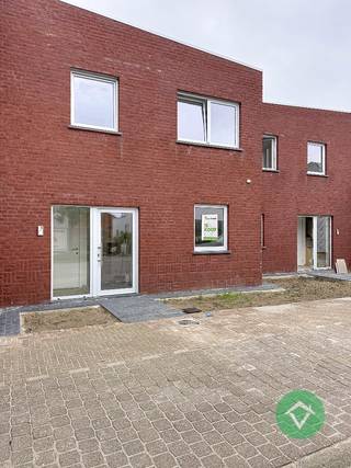 Deze prachtige woning is gelegen in het rustige Ichtegem en beschikt over een tuin en een gezellig terras waar je heerlijk kunt genieten van de buitenlucht. De woning is voorzien van een garage waar je uw auto veilig kunt parkeren.<br /><br />Indeling gelijkvloers: Inkom - toilet - woonkamer - berging - keuken - tuin - terras en afzonderlijke garage.<br /><br />Indeling eerste verdieping: nachthal - badkamer - 3 slaapkamers - dressing - toilet<br /><br />EPC: woning in aanbouw <br /><br />Prijzen zijn exclusief aansluitingskosten, exclusief kosten EPB en opmetingskosten, exclusief registratierechten op de grondwaarde en exclusief BTW op de constructiewaarde. <br /><br />6% BTW mogelijk indien voldaan aan de voorwaarden.