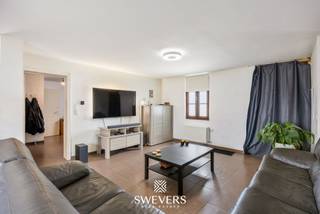 Voor meer info en foto’s, surf naar www.swevers.be – Op een toplocatie in Sint-Truiden, op een ruim perceel van 1.000 m², ligt deze charmante open bebouwing met heel wat potentieel. De woning, gebouwd in 1874, beschikt over een bewoonbare oppervlakte van ca. 98m² en werd reeds deels gerenoveerd. Zo vormt ze een ideale basis voor wie verder wil afwerken naar eigen smaak. Via de inkomhal bereikt u de ruime leefruimte van ca. 56 m², waar woonkamer, eetplaats en keuken naadloos in elkaar overvloeien. Dankzij de open indeling en aangename lichtinval vormt dit het gezellige hart van de woning. De badkamer en het gastentoilet zijn vlot bereikbaar. Vanop het gelijkvloers leidt een vaste trap naar de zolderverdieping. Op de verdieping bevindt zich reeds één slaapkamer van ca. 9 m Het resterend gedeelte van de zolderverdieping werd nog niet verder afgewerkt en biedt de mogelijkheid om eenvoudig twee extra slaapkamers, een hobbyruimte of een thuisbureau te creëren. Buiten geniet u van een oostgericht perceel waar tuinliefhebbers alle ruimte hebben om een prachtige tuin of meerdere gezellige zithoeken aan te leggen. De aanwezige stallingen vormen een extra troef en zijn ideaal als berging, stockageruimte of opslag voor fietsen en tuinmateriaal. De rustige, groene ligging wordt perfect gecombineerd met een vlotte bereikbaarheid. Openbaar vervoer ligt op slechts 100 meter, restaurants op 250 meter, winkels op 800 meter, scholen op 2,5 kilometer en de op- en afrit van de snelweg op slechts 2 kilometer. Bent u op zoek naar een karaktervolle woning met uitbreidingsmogelijkheden, een ruim perceel en een uitstekende ligging? Dan is dit een unieke kans. Voor meer informatie, bel 011 255 155. Bron bewoonbare oppervlakte: EPC – verslag. Dit pand is onderworpen aan de renovatieverplichting van de Vlaamse overheid voor residentiële gebouwen (behoudens bij sloop binnen 5 jaar na de aankoop). Consulteer voor meer informatie de website van het Vlaams Energie- en Klimaatagentschap via https://www.vlaanderen.be/een-huis-of-appartement-kopen/renovatieverplichting-voor-residentiele-gebouwen.