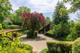 <p><span>Gelegen in het glooiende landschap van het pittoreske Tielrode treft u dit unieke perceel. Via de oprijlaan bereikt u de woning, die centraal op het perceel is ingeplant. Dankzij het niveauverschil ligt de woning hoger ten opzichte van het straatniveau, wat zorgt voor optimale privacy en een aangenaam uitzicht.</span></p><p><span> </span></p><p><span>De belangrijkste troeven in een notendop:</span></p><ul><li><span>Groot perceel van 3.291 m²</span></li><li><span>Pittoresk gelegen in Tielrode, nabij de Durmevallei en de Roomakker</span></li><li><span>Piekfijn onderhouden woning met tal van mogelijkheden</span></li><li><span>Recent voorzien van zonnepanelen</span></li><li><span>Prachtig aangelegde tuin met bos</span></li><li><span>4 slaapkamers en 2 badkamers</span></li></ul><p><span> </span></p><p><span>U betreedt de woning via de inkomhal met gastentoilet. Van hieruit heeft u toegang tot het leefgedeelte, bestaande uit een ruime leefruimte op parket met gezellige zitput, een aparte keuken, berging en bureauruimte.</span></p><p><span>Het nachtgedeelte omvat vier slaapkamers en twee badkamers.</span></p><p><span> </span></p><p><span>Via een vaste trap bereikt u de eerste verdieping, die momenteel is ingericht als zolderruimte met een extra kamer. Daarnaast beschikt de woning over een kruipkelder en twee carports.</span></p><p><span> </span></p><p><span>Door de centrale ligging van de woning op het perceel ontstaat een aangename binnen-buitenbeleving en woont u letterlijk midden in het groen. De volwassen bomen, de fraai aangelegde tuin en het omliggende bos zorgen voor een uitzonderlijk gevoel van rust en privacy.</span></p><p><span> </span></p><p><span>Wenst u deze bijzondere woning zelf te ontdekken? Contacteer Axel Lenaerts makelaars voor een bezoek.</span></p><p><span>Richtprijs: € 699.000</span></p><p><span> </span></p>