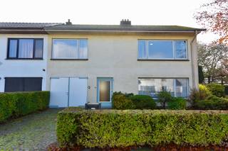 In een bijzonder rustige en kindvriendelijke woonomgeving, op korte afstand van het centrum van Eeklo, bevindt zich deze charmante halfopen woning op een royaal hoekperceel van maar liefst 906 m².
Dankzij de ligging aan twee straten geniet u hier van een uitstekende toegankelijkheid, extra privacy en tal van praktische voordelen.
De woning verwelkomt u met een aangenaam woonvolume en een solide structuur die een ideale basis vormt om verder op te knappen en volledig naar uw hand te zetten. Grote raampartijen zorgen voor een mooie natuurlijke lichtinval en creëren een sterke connectie met de tuin. De bestaande indeling biedt bovendien interessante mogelijkheden om via een aanbouw de keuken en leefruimte uit te breiden tot een ruime, hedendaagse leefkeuken, waar binnen en buiten harmonieus in elkaar overvloeien. Koken, leven en genieten met maximale interactie met terras en tuin staan hier centraal.
Met vier volwaardige slaapkamers biedt de woning tal van mogelijkheden voor een gezin, thuiswerk of hobbyruimte. Bovendien is het pand reeds uitgerust met dubbel glas en centrale verwarming, wat zorgt voor een degelijke en comfortabele basis om stapsgewijs te moderniseren.
Een absolute troef is de uitzonderlijke tuin met perfecte oriëntatie. Twee monumentale bomen geven het perceel een uniek en karaktervol groen kader en zorgen voor natuurlijke verkoeling, waardoor het hier bijzonder aangenaam vertoeven is tijdens warme zomerdagen. De tuin biedt rust, privacy en een zeldzaam gevoel van ruimte.
Ook de omgeving draagt bij aan het aangename woongevoel. De buurt staat bekend om haar goede buurtwerking, rustige sfeer en fijne buren. Op wandelafstand bevindt zich een gezellig openbaar pleintje met speeltuigen en klein fruit, wat de ligging extra aantrekkelijk maakt voor gezinnen. Dankzij het verkeersluwe karakter is dit een veilige en kindvriendelijke omgeving waar het heerlijk wonen is.
Deze woning combineert een sterke ligging, een ruim en perfect georiënteerd perceel en een uitzonderlijk potentieel om verder op te knappen en volledig naar eigen wensen vorm te geven. Een unieke kans voor wie op zoek is naar een warme thuis met toekomst, in het groen en toch dicht bij alles wat Eeklo te bieden heeft.

Een bezoek laat u het potentieel pas écht ervaren. Ontdek deze eigendom ter plaatse en laat u inspireren. Bel ons op 09 336 16 15 of mail naar info@vastgoedunicum.be, wij helpen u graag verder!

Virtuele rondleiding?
https://youtube.com/shorts/-QEB-6nrfCk 
