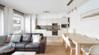 Dit instapklaar duplex appartement is perfect gelegen nabij het Heldenplein.Indeling: hall, gastentoilet, berging, lichtrijke leefruimte met open...